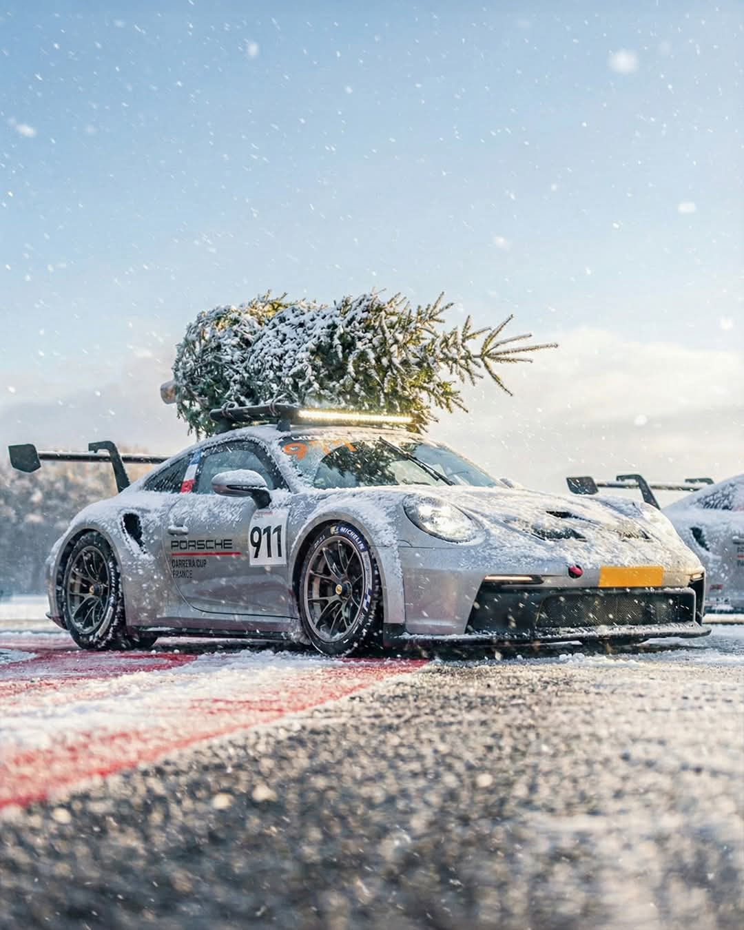 Peut être une image de voiture, route et texte